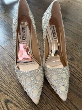 Badgley Mischka Ivory Crystal Circle-Embellished Pointed Pumps
